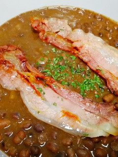 Una foto de Baba txiki (habitas) con panceta adobada