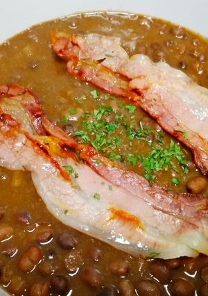 Una foto de Baba txiki (habitas) con panceta adobada