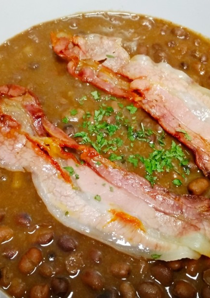 Una foto de Baba txiki (habitas) con panceta adobada