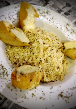 Foto principal de Espagueti al freddo con pollo, bacon y pan de ajo a mi manera😋
