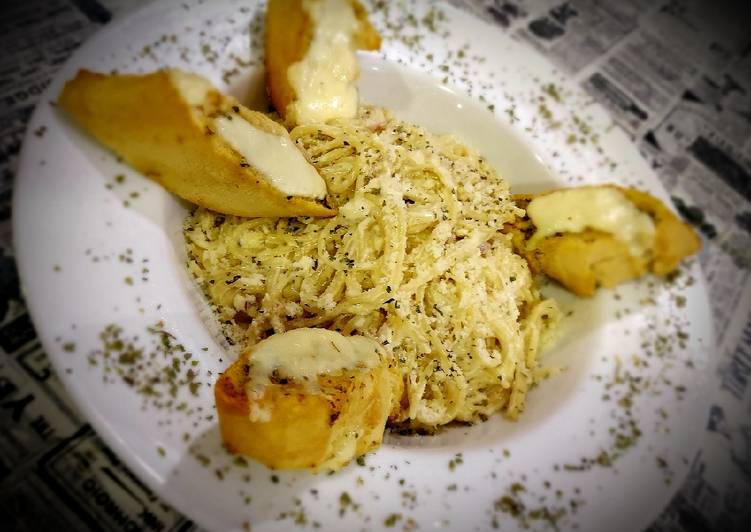 Espagueti al freddo con pollo, bacon y pan de ajo a mi manera😋