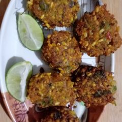 A picture of Crispy sabut moong dal pakoda.