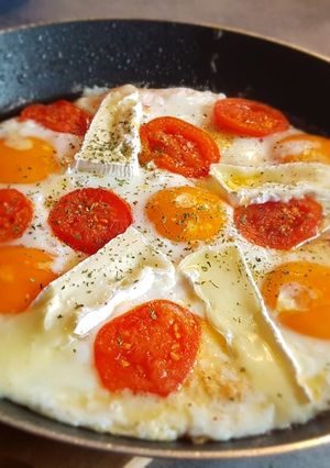 Lazacos tükörtojás paradicsomkarikákkal, brie sajttal recept fotója