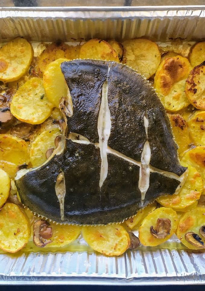 Una foto de Rodaballo al horno con guarnición