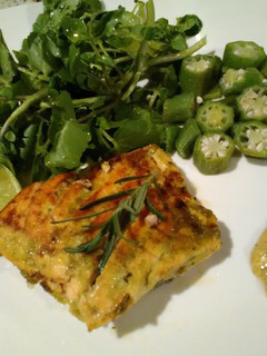 Una foto de Salmón con salsa de alcaparra, limón y eneldo! Excelente para Semana Santa!