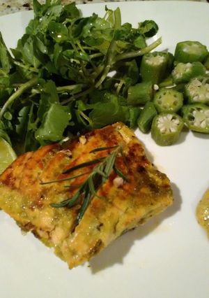 Una foto de Salmón con salsa de alcaparra, limón y eneldo! Excelente para Semana Santa!