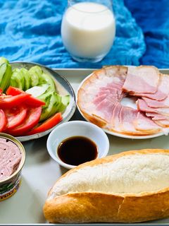 Hình của món Bánh Mì Thịt Xông Khói.