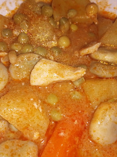 Una foto de Guiso de pollo con guisantes y habas en Mambo