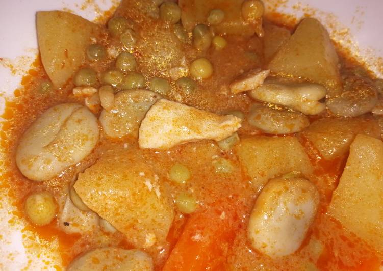 Guiso de pollo con guisantes y habas en mambo