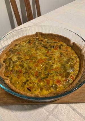 Una foto de Quiche de verduras y gambas sin nata