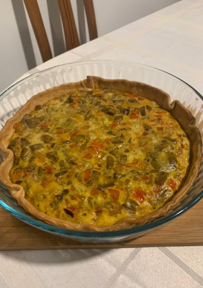 Una foto de Quiche de verduras y gambas sin nata