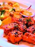 Salmón al pibil con tequila y ensalada de nísperos