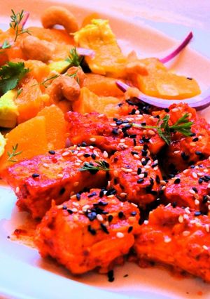 Una foto de Salmón al pibil con tequila y ensalada de nísperos