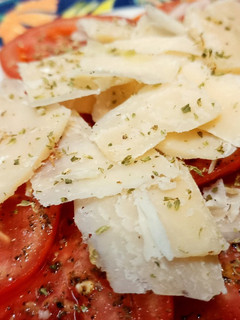 Foto principal de Ensalada de tomates con lascas de parmesano