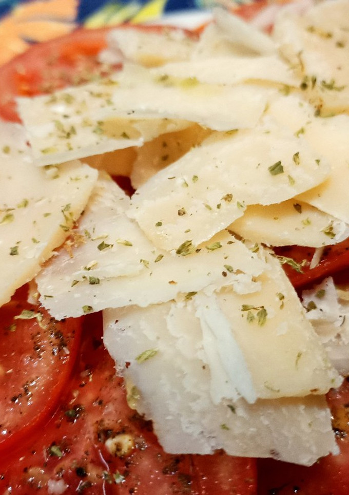 Una foto de Ensalada de tomates con lascas de parmesano