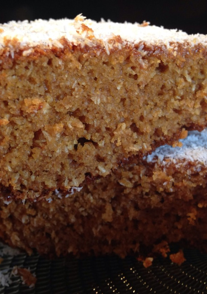 Una foto de Bizcocho integral de coco y dulce de leche