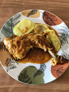 Una foto de Pollo con tomate y naranja