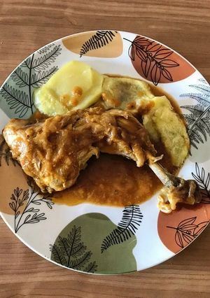 Una foto de Pollo con tomate y naranja
