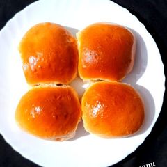 A picture of Noodles Stuffed Bunny Chow.