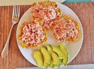 Una foto de Patacon en forma de canasta con atún