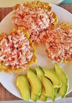 Una foto de Patacon en forma de canasta con atún