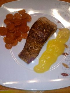 Una foto de Salmón al eneldo, zanahoria caramelizada, salsa mango cítrica
