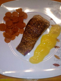 Una foto de Salmón al eneldo, zanahoria caramelizada, salsa mango cítrica