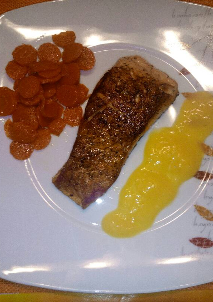 Una foto de Salmón al eneldo, zanahoria caramelizada, salsa mango cítrica