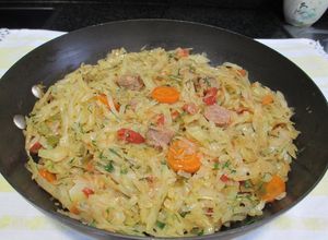 Foto principal de Repollo con salchichas frescas, zanahorias y tomates al aroma de eneldo
