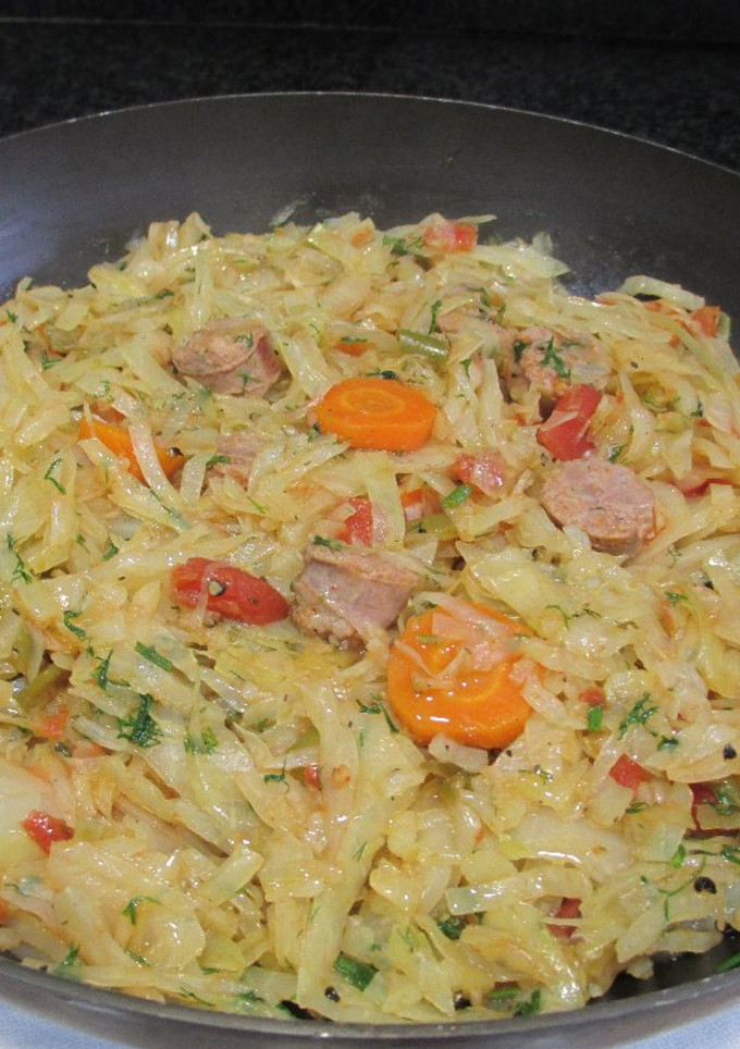 Una foto de Repollo con salchichas frescas, zanahorias y tomates al aroma de eneldo
