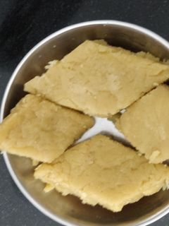 સુખડી(sukhdi recipe in gujarati) રેસીપી મુખ્ય ફોટો