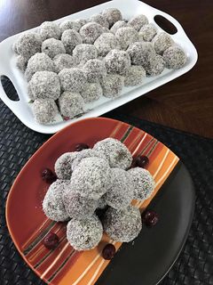 Rumos-meggyes kókuszgolyó recept fotója