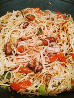 Una foto de Fideos chinos con verduras