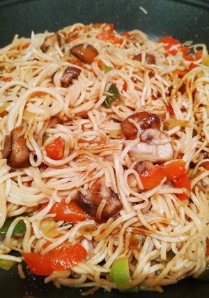 Una foto de Fideos chinos con verduras