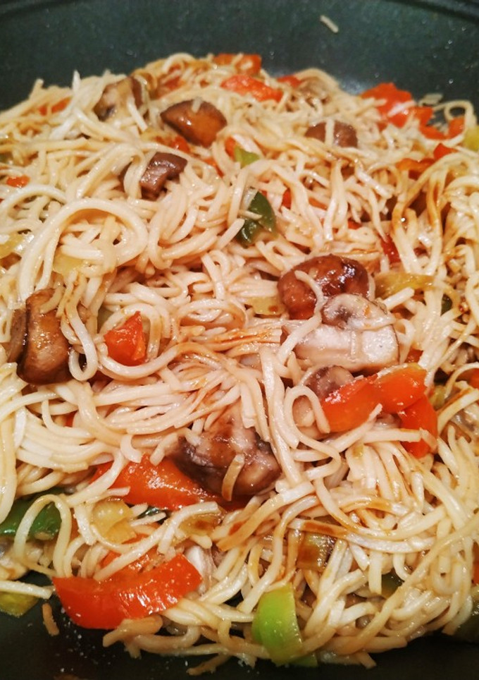 Una foto de Fideos chinos con verduras