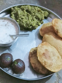 बेढमी आलू की सब्जी विद रायता (bedmi aloo ki sabzi with raita recipe in Hindi) रेसिपी मुख्य फोटो