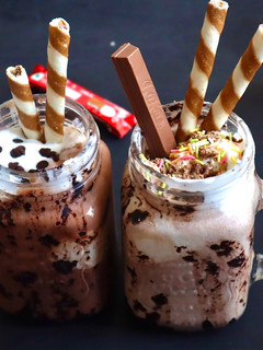 ચોકલેટ મિલ્કશેક & કીટકેટ મિલ્કશેક (Chocolate & Kitkat Milkshake Recipe in Gujarati) રેસીપી મુખ્ય ફોટો