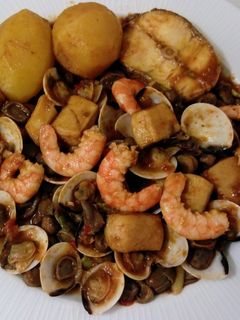 Una foto de Guiso de pescado y marisco con habas y patatas