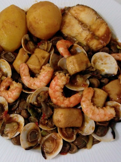 Una foto de Guiso de pescado y marisco con habas y patatas
