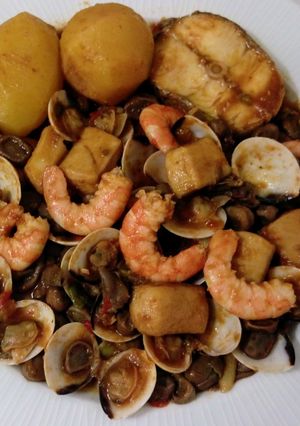 Una foto de Guiso de pescado y marisco con habas y patatas