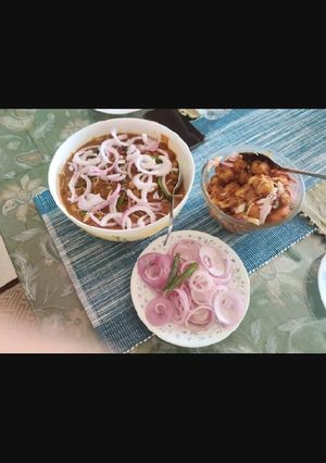 A picture of Masaledar chole.