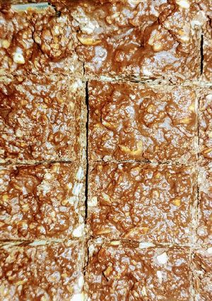 Crushed Chocalate peanut chikki રેસીપી મુખ્ય ફોટો