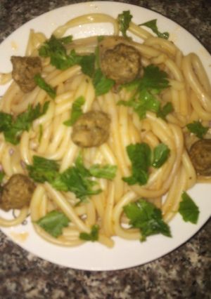 صورة لوصفة معكرونة بقطع الكفتة