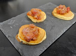 Una foto de Blinis de Tartar de Atún especial
