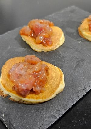 Una foto de Blinis de Tartar de Atún especial