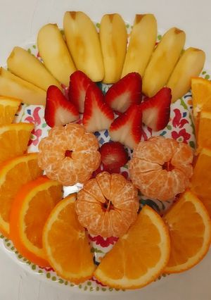Une photo de Plateau composé de fruits frais 🍊🍏🍓