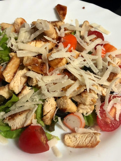 Una foto de Ensalada de pollo fácil ✨