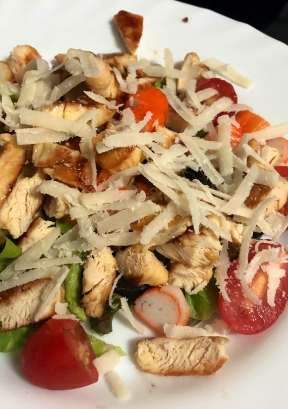 Una foto de Ensalada de pollo fácil ✨