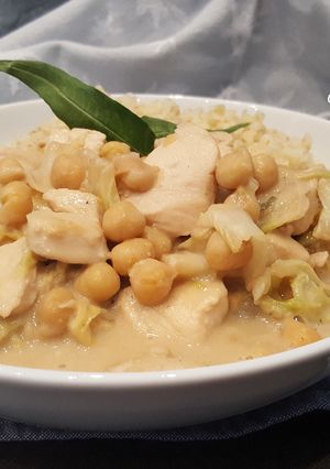 Une photo de Poêlée de chou chinois, pois chiches et poulet à la sauce coco