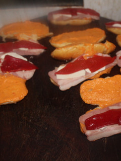 Una foto de Panes de leche con bacon, queso fresco y pimientos del piquillo